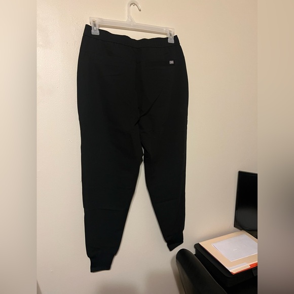 NEW WITH TAG | TWO Pairs of Men’s FIGS Tansen Jogger 2.0 Short (Medium) - Picture 3 of 7